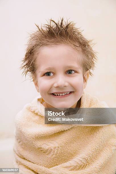 Porträt Der Fröhliche Junge Mit Nassen Haaren Stockfoto und mehr Bilder von Badezimmer - Badezimmer, Bathroom, Braun