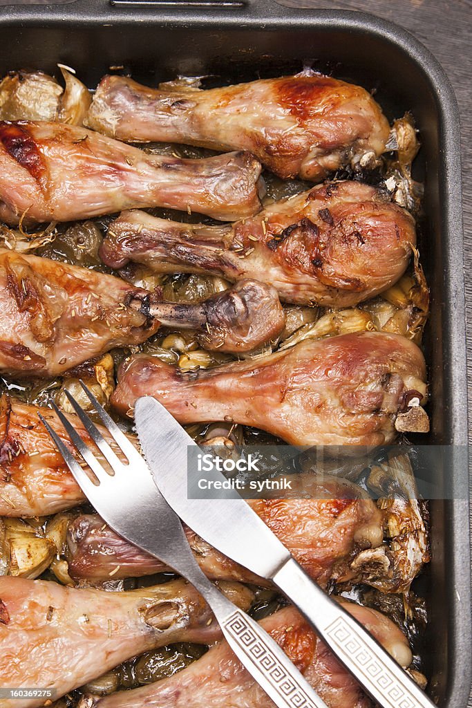 Pieczony kurczak nogi w tacy na czarne drewniane - Zbiór zdjęć royalty-free (Artykuły spożywcze)
