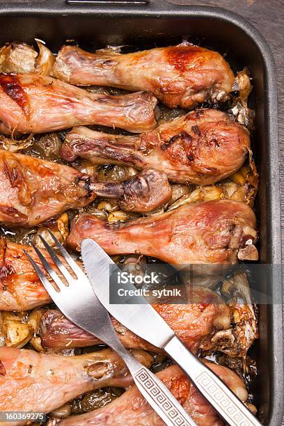 Pernas De Frango Assado Na Bandeja De Madeira Em Preto - Fotografias de stock e mais imagens de Almoço