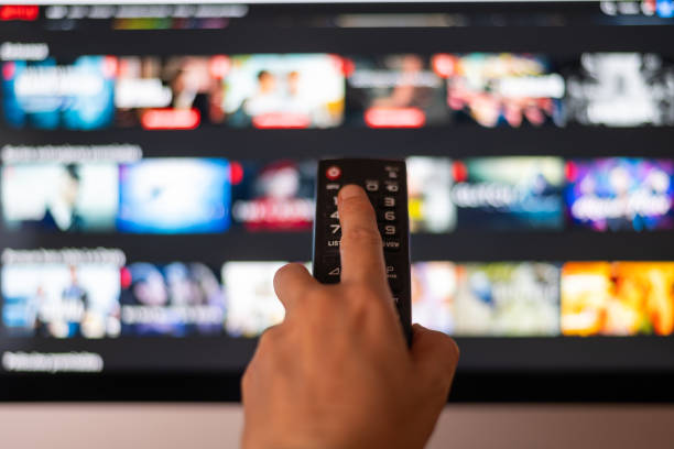 browsing movie on streaming media service. - videostreamingdienst fotos stockfoto's en -beelden