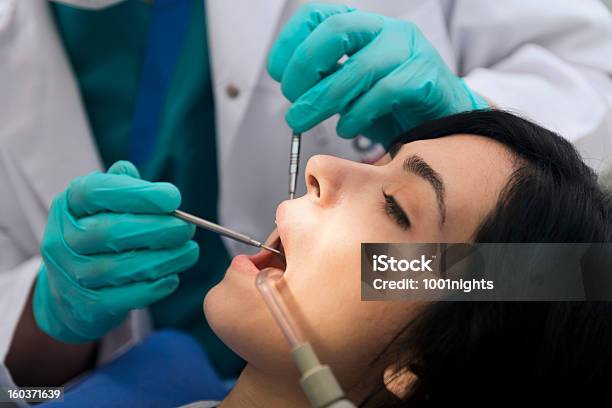 Dentista Sul Lavoro - Fotografie stock e altre immagini di Dentista - Dentista, Accudire, Adulto