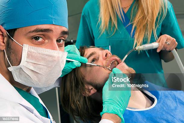 Dentista E Seu Doente - Fotografias de stock e mais imagens de 30-39 Anos - 30-39 Anos, Adulto, Autoconfiança