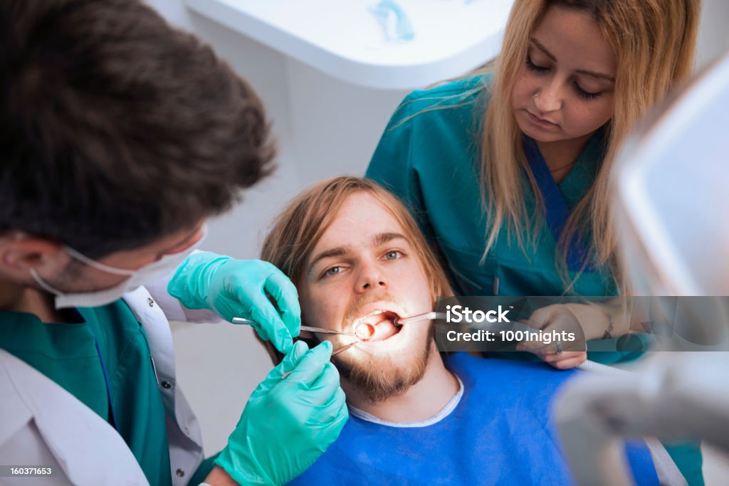 Dentista en el trabajo - Foto de stock de 30-39 años libre de derechos