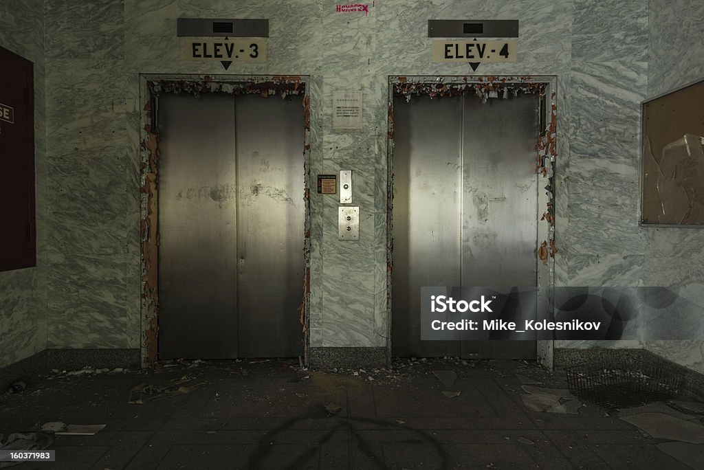 Old elevadores em abandonado Hotel - Foto de stock de Antigo royalty-free