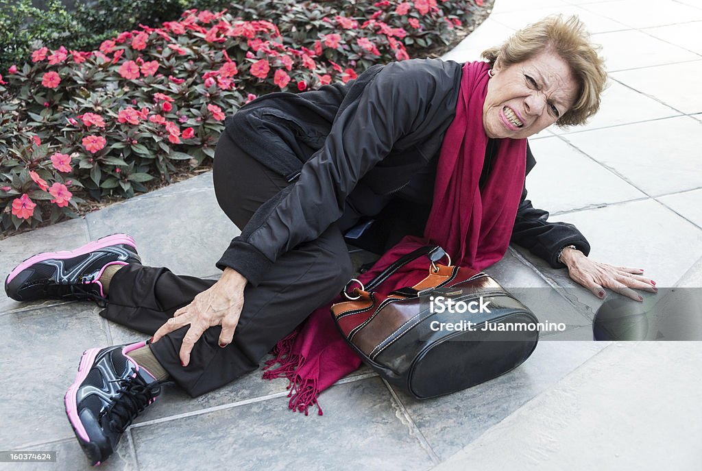 倒れた老人女性 - 落ちるのロイヤリティフリーストックフォト