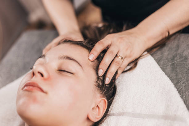 istock Massage of the scalp with point clicks 1603746819