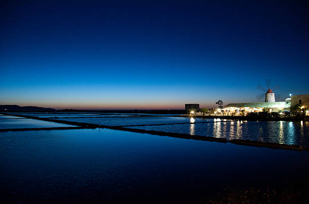 Tramonto sulle saline di Trapani Marsala - foto de acervo