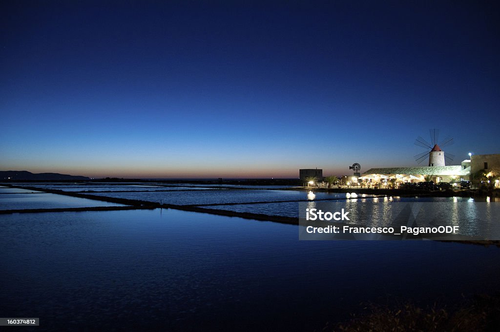 Tramonto sulle физиологический раствор di Trapani марсала - Стоковые фото Архитектура роялти-фри