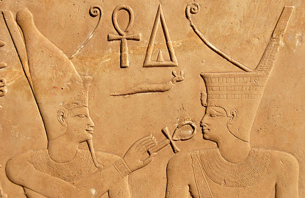 фараон sesostris и бог amun в karnak, египет - archeologie стоковые фото и изображения