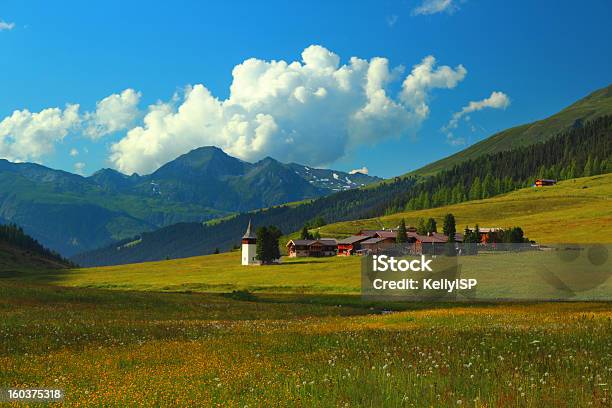 Aldeia Nas Montanhas - Fotografias de stock e mais imagens de Aldeia - Aldeia, Alpes Europeus, Alpes suíços