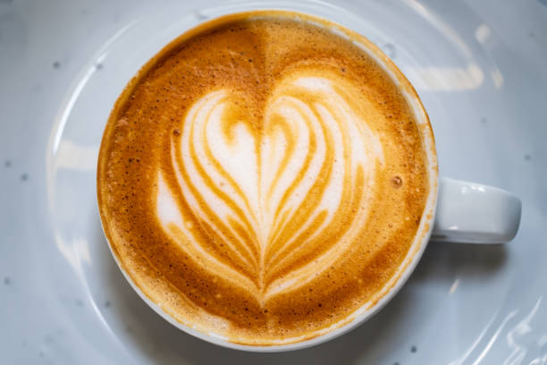 bovenaanzicht van hete koffie cappuccino-kop geïsoleerd op witte achtergrond - koffie imagens e fotografias de stock