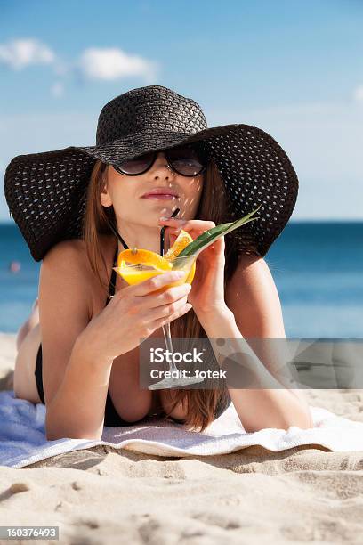 美しいビーチに横たわる少女 - 1人のストックフォトや画像を多数ご用意 - 1人, 2013年, Horizon