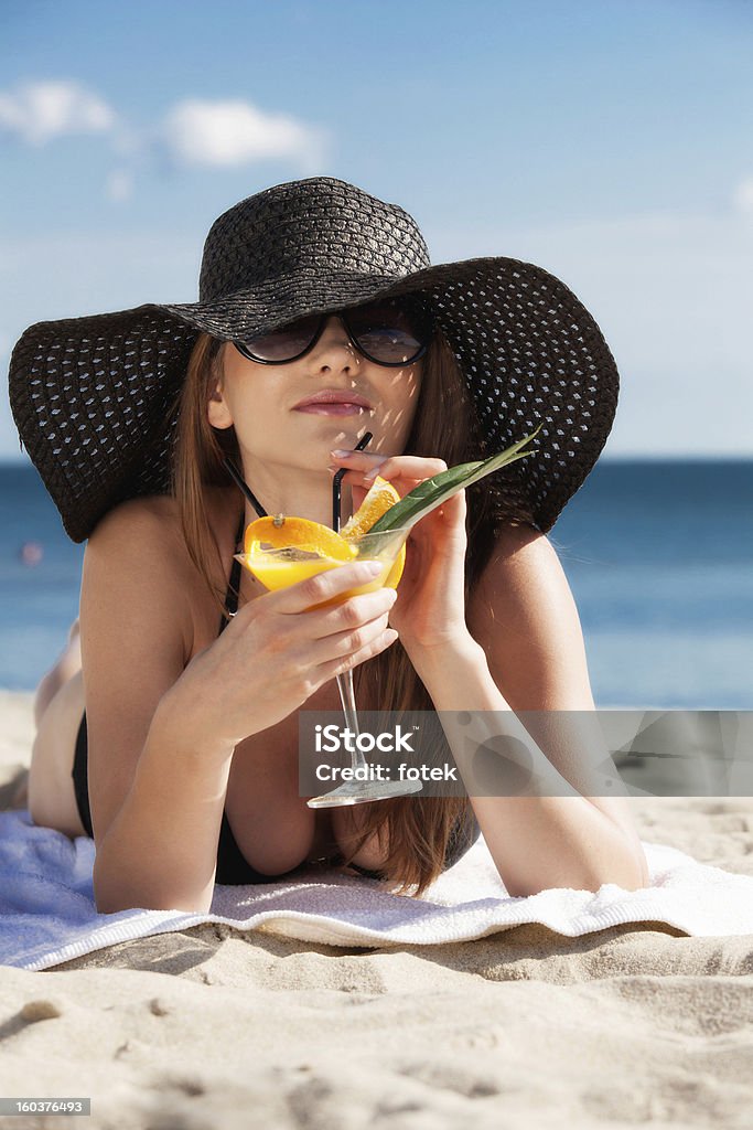 Piękna Dziewczyna leżąc na plaży - Zbiór zdjęć royalty-free (2013)