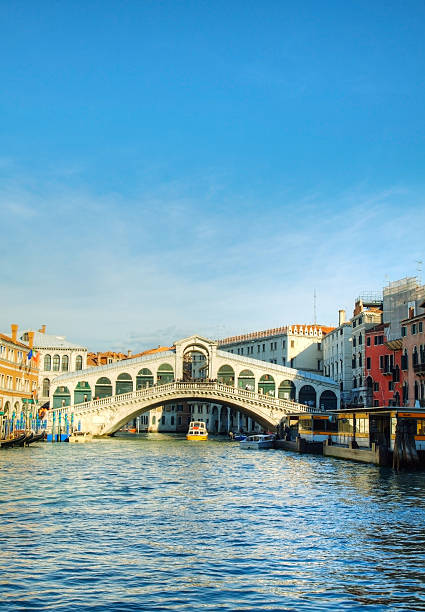 rialto-brücke in venedig, italien - venice italy italy rialto bridge italian culture stock-fotos und bilder