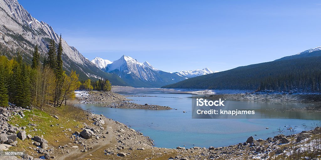 Belo Maligne lago com água baixa - Foto de stock de Alberta royalty-free