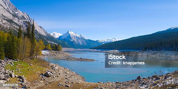 Foto de Belo Maligne Lago Com Água Baixa e mais fotos de stock de Alberta - Alberta, Aventura, Azul