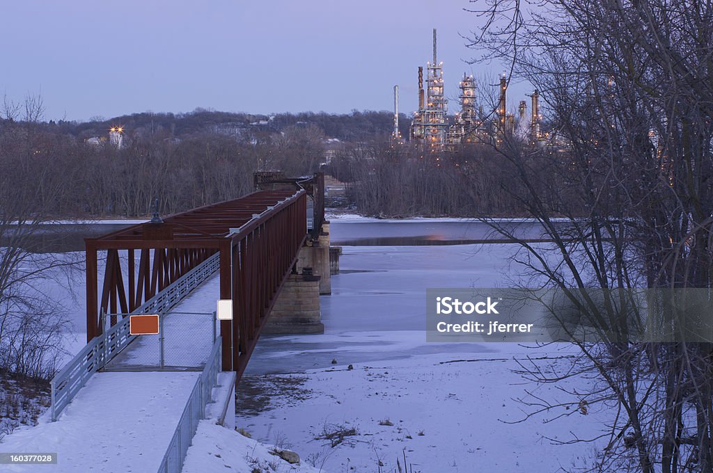 Swing Rock Island Bridge e a refinaria - Foto de stock de Arquitetura royalty-free