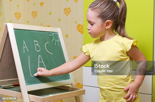 Little Estudar Menina - Fotografias de stock e mais imagens de 4-5 Anos - 4-5 Anos, Alfabeto, Aluna