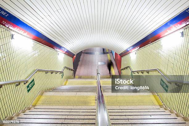 지하철 역 계단에 대한 스톡 사진 및 기타 이미지 - 계단, 고독-부정적인 감정 표현, 교통