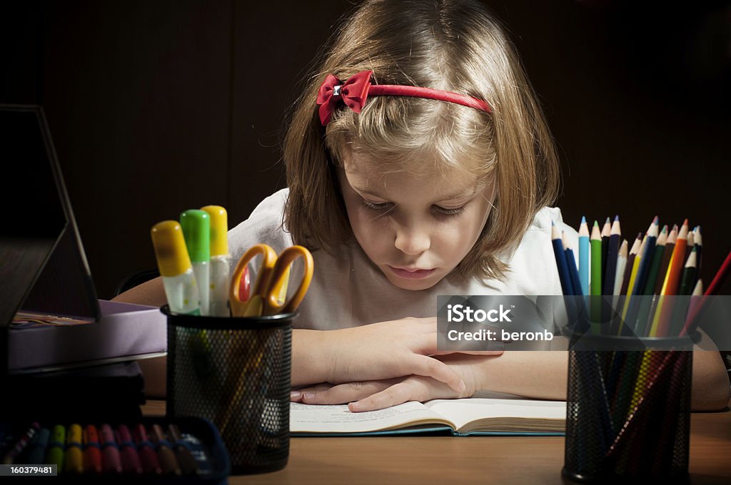 Ragazza alla scrivania - Foto stock royalty-free di Bambine femmine