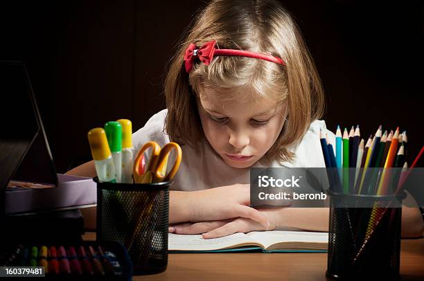 Ragazza Alla Scrivania - Fotografie stock e altre immagini di Bambine femmine - Bambine femmine, Bambino, Bellezza