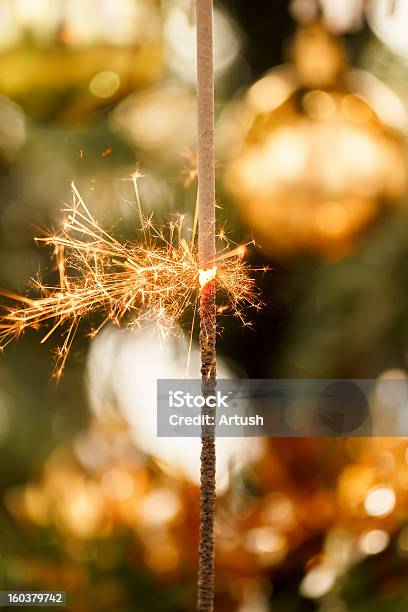 Burning Brilhante E Fora De Foco Árvore De Natal - Fotografias de stock e mais imagens de Amarelo - Amarelo, Artigo de Decoração, Brilhante - Fogo de Artifício