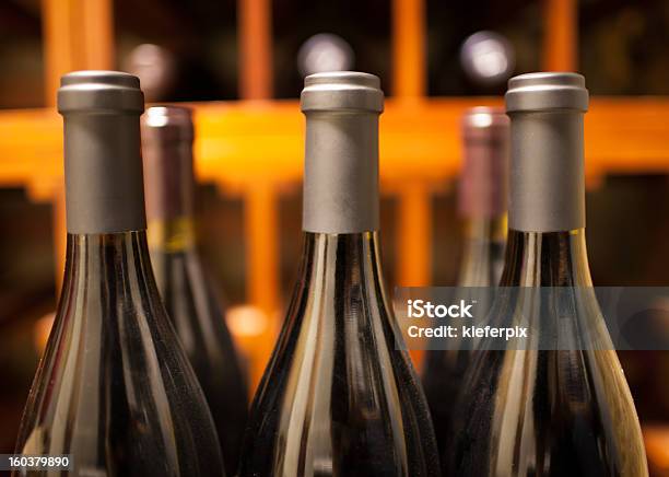 Bottiglie Di Vino - Fotografie stock e altre immagini di Alchol - Alchol, Ambientazione interna, Bar