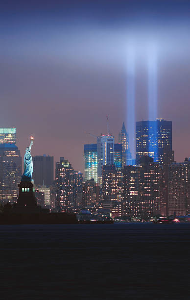 new york city manhattan skyline - new york city panoramic statue of liberty skyline foto e immagini stock