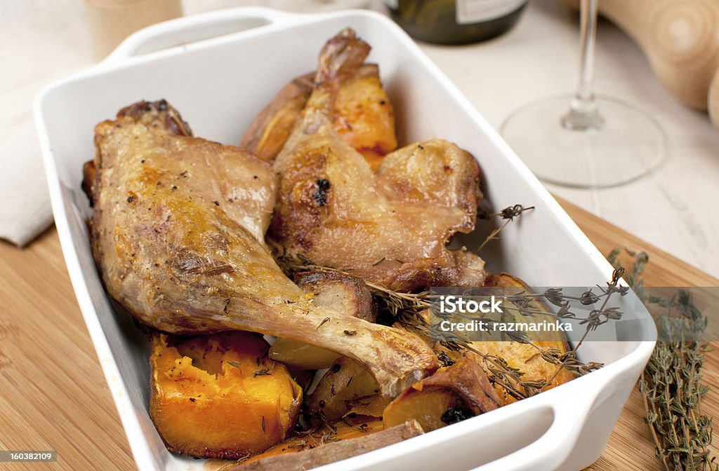 Anatra primo piano le gambe con timo e patate dolci - Foto stock royalty-free di Carne d'anatra
