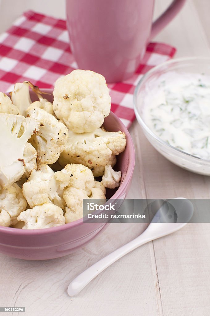 Chou-fleur dîner avec persil et sauce au yaourt - Photo de Aliment libre de droits