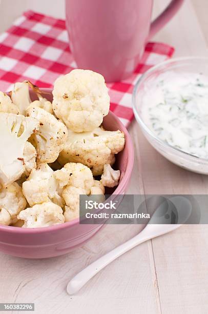 Couveflor Jantar Com Salsa Molho De Iogurte - Fotografias de stock e mais imagens de Alimentação Saudável - Alimentação Saudável, Almoço, Assado