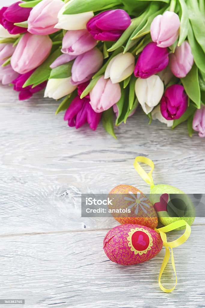 Primavera tulipani e uova di Pasqua - Foto stock royalty-free di Bocciolo