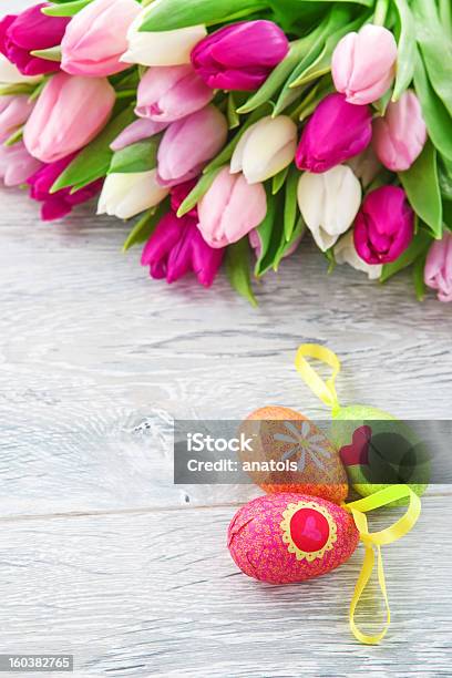 Primavera Tulipani E Uova Di Pasqua - Fotografie stock e altre immagini di Bocciolo - Bocciolo, Bouquet, Capolino