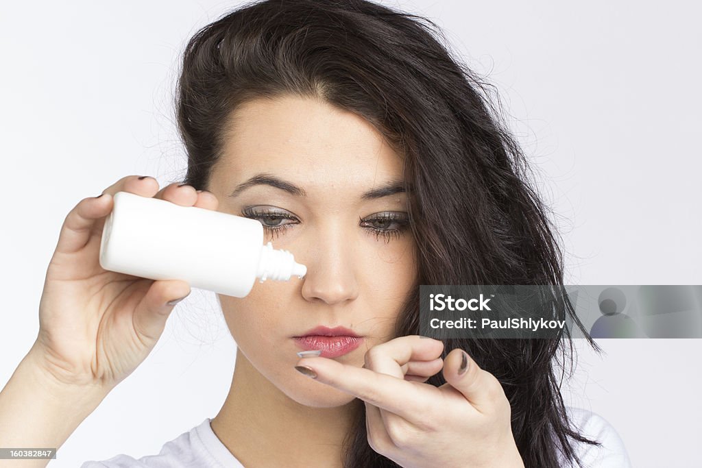 Mujer joven con lente de contacto - Foto de stock de Abierto libre de derechos