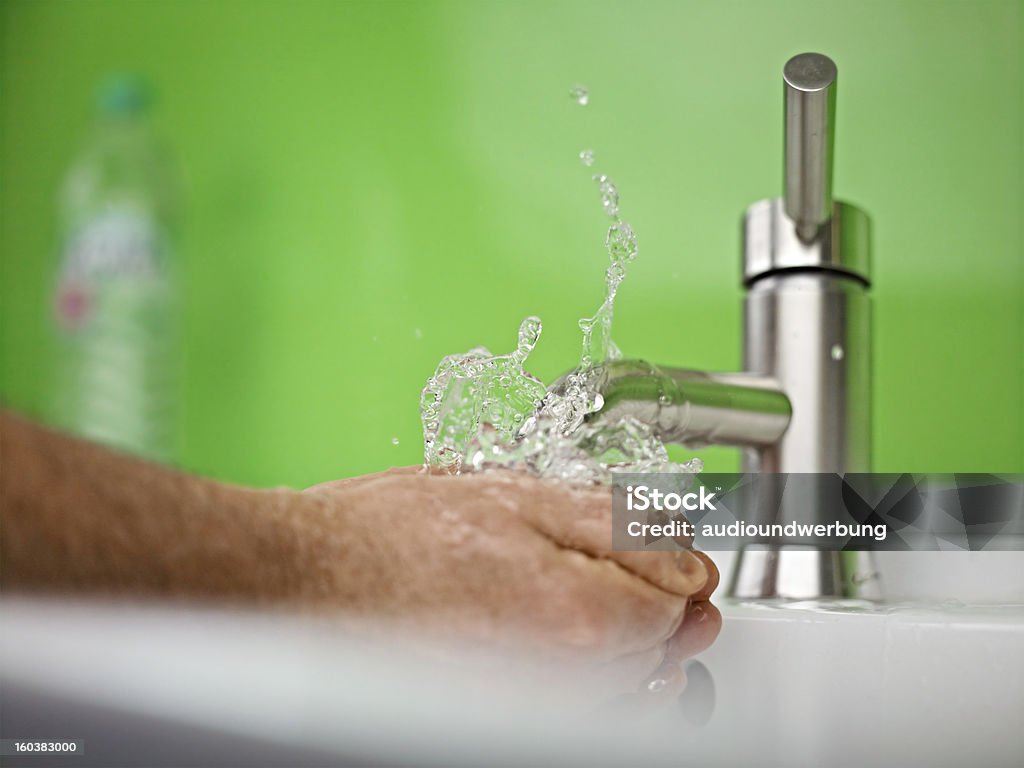 Łapać świeża woda z ręki - Zbiór zdjęć royalty-free (Bateria - Wyposażenie)