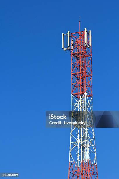 Foto de Torre De Comunicações e mais fotos de stock de Antena - Equipamento de telecomunicações - Antena - Equipamento de telecomunicações, Azul, Computação em nuvem