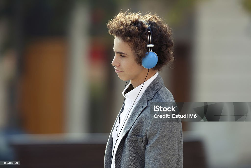 Jeune homme écoute de la musique - Photo de 18-19 ans libre de droits