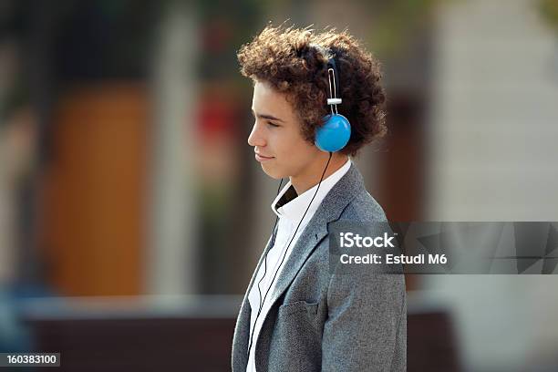 Giovane Uomo Ascoltando Musica - Fotografie stock e altre immagini di 18-19 anni - 18-19 anni, Adolescente, Adolescenza