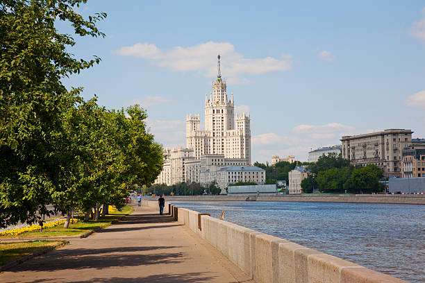 kotelnicheskaya embankment en moscú - kotelnicheskaya fotografías e imágenes de stock