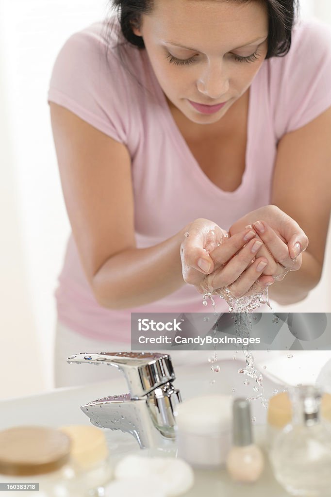 女性の顔を洗う、ウォーターバスルーム - 1人のロイヤリティフリーストックフォト