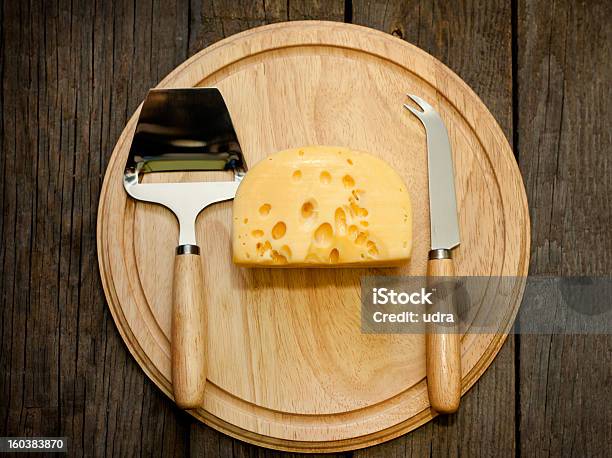 Foto de Queijo Em Uma Tábua De Cortar e mais fotos de stock de Amarelo - Amarelo, Antepasto, Antigo