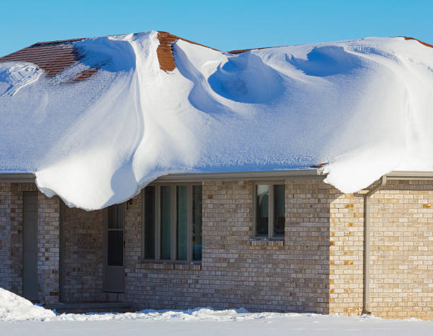 house erfassen mit starkem schneesturm schnee - blizzard house storm snow stock-fotos und bilder