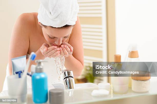 女性の顔を洗うのバスルームの洗面台 - 1人のストックフォトや画像を多数ご用意 - 1人, 20代, お手洗い