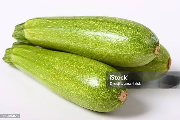 Zucchinis - Fotografie stock e altre immagini di Alimentazione sana - Alimentazione sana, Cibo, Colore verde