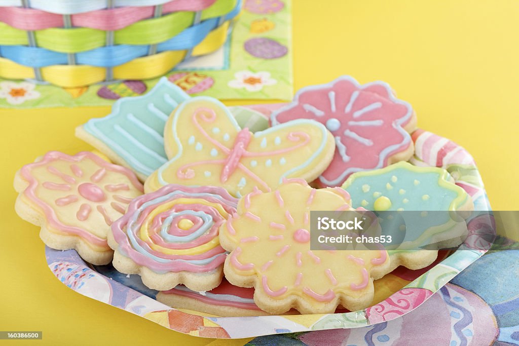 Piatto di biscotti di Pasqua - Foto stock royalty-free di Biscotto secco