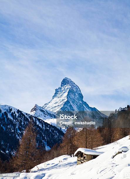 Foto de Montanha Matterhorn De Zermatt Suíça Inverno Nos Alpes Suíços e mais fotos de stock de Alpes europeus