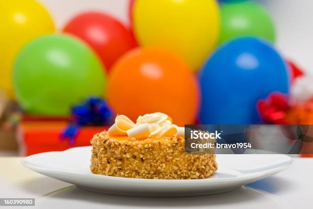 Torta En Una Placa Foto de stock y más banco de imágenes de Alimento - Alimento, Caja de regalo, Celebración - Ocasión especial