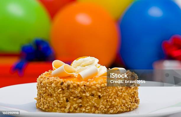 Bolo Em Chapa - Fotografias de stock e mais imagens de Aniversário - Aniversário, Balão - Enfeite, Bolo - Sobremesa