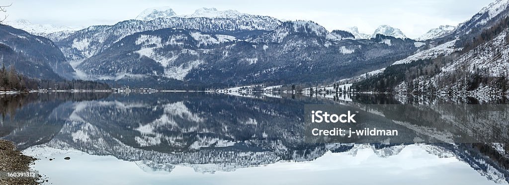 Invierno lago panorama alpino. - Foto de stock de Agua libre de derechos