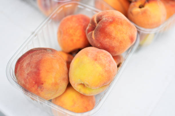 pesche - nectarine peach red market foto e immagini stock